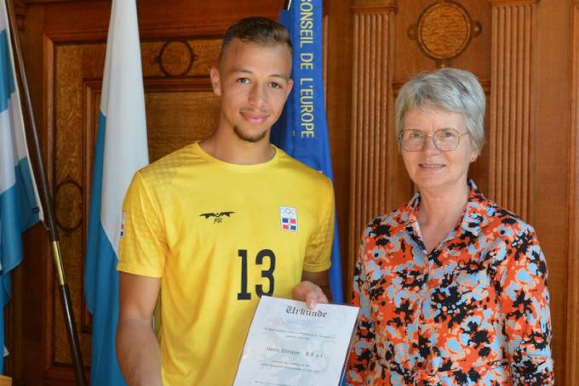 Goldene Sportmedaille für Torwart Enrique Bösl 