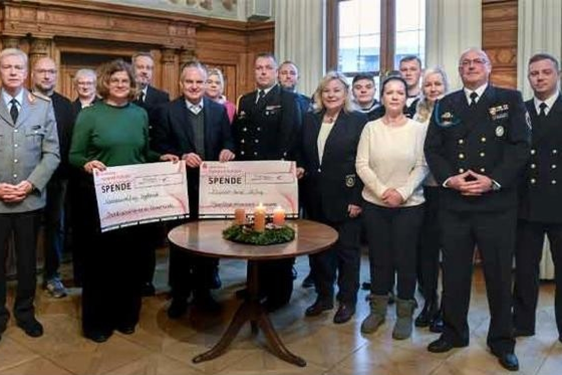 Marine spende Erlös aus Glühweinverkauf 