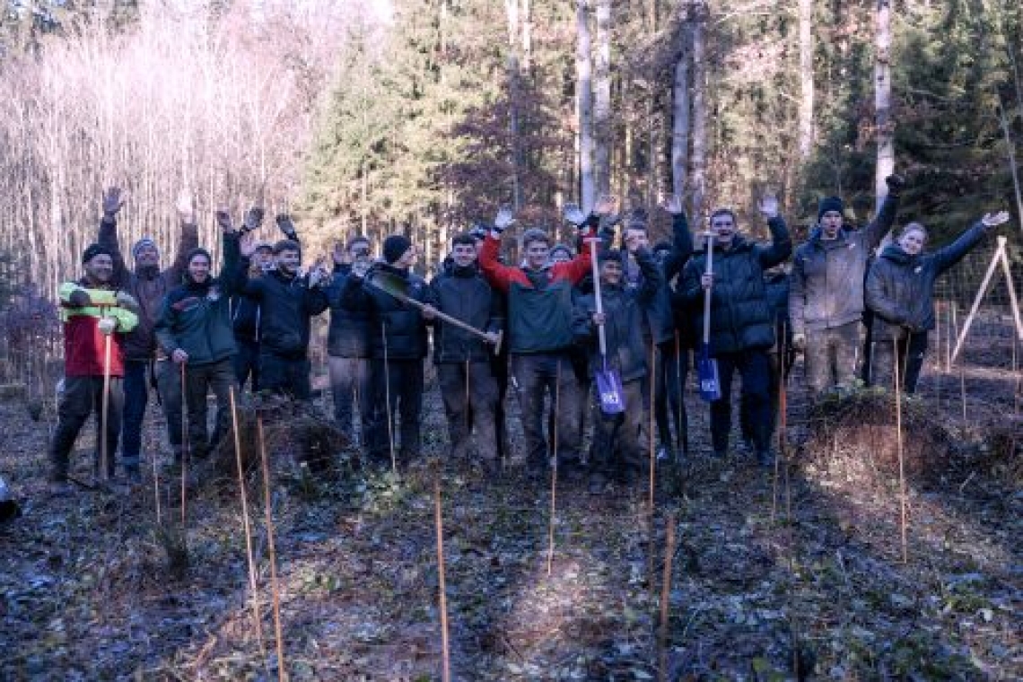 Auszubildende des Entwässerungsspezialisten KESSEL unterstützen mit Baumpflanzaktion