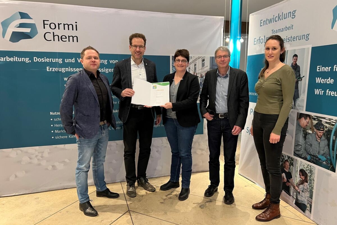 Landrat überreicht Teilnehmerurkunde am Umwelt- und Klimapakt Bayern an das Neuburger Unternehmen 