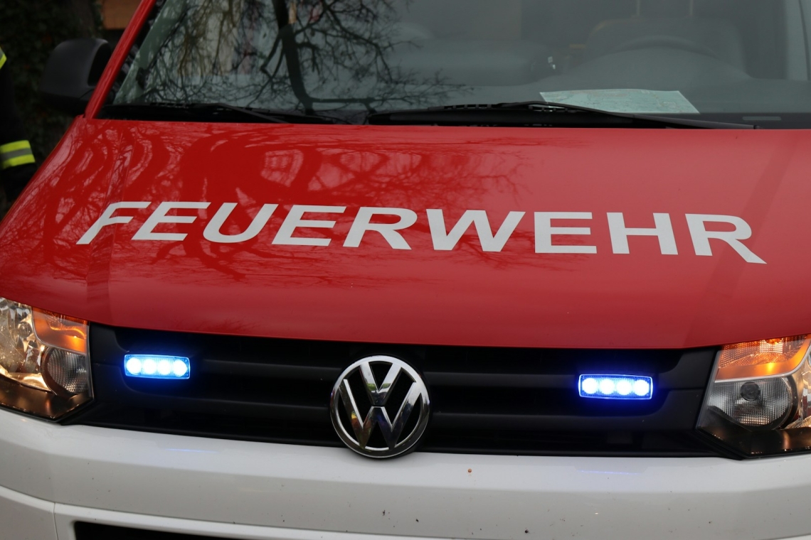 Aufgeschichtetes Brennholz in Brand geraten