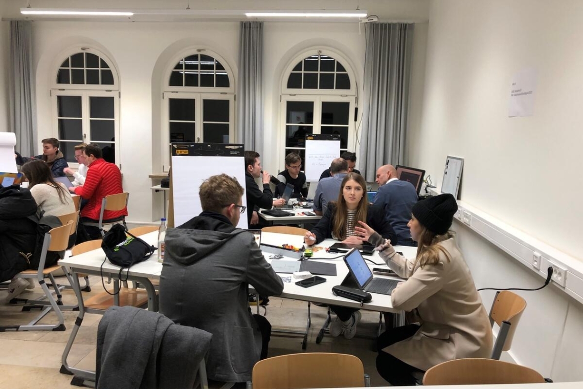 Hackathon für Betriebe: Gemeinsam digitale Herausforderungen lösen 