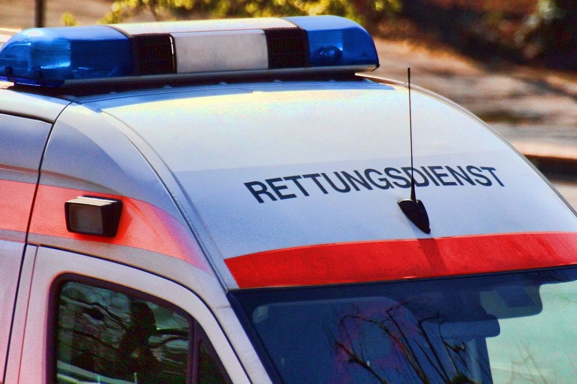 Motorradfahrer fährt aus Unachtsamkeit auf den PKW vor ihm auf 