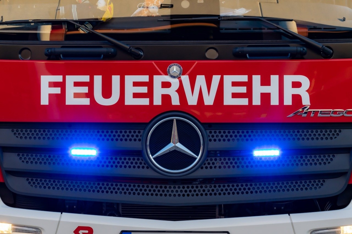 Carport und drei Autos standen in Flammen 