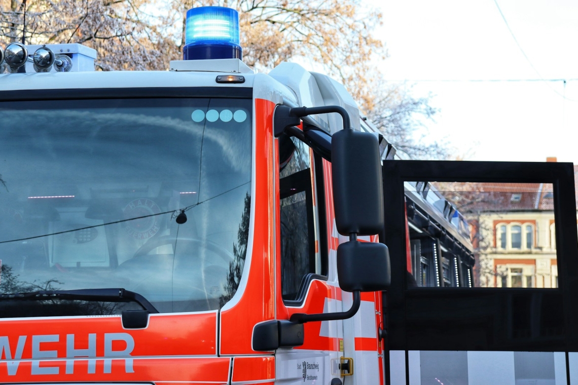 Pkw-Brand vor einer Bäckerei 