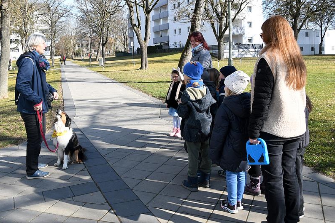 Vorschulkinder der Kita St. Walburga in Lenting trainierten mit Besuchshunden des Arbeiter-Samariter-Bunds (ASB) Ingolstadt 
