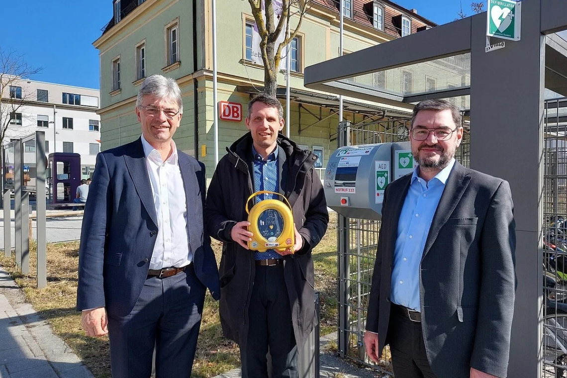 Volksbank Raiffeisenbank Bayern Mitte spendet Defibrillator am Stadtbahnhof 