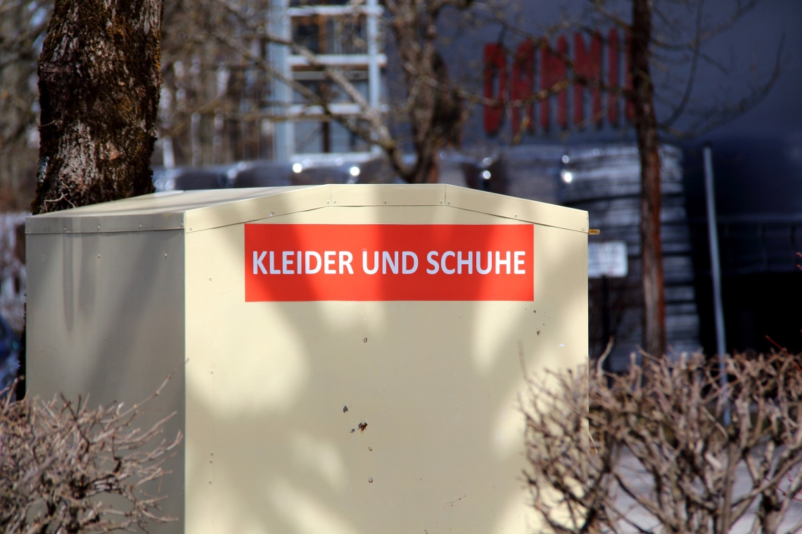 Unbekannter bricht drei Altcontainer auf 