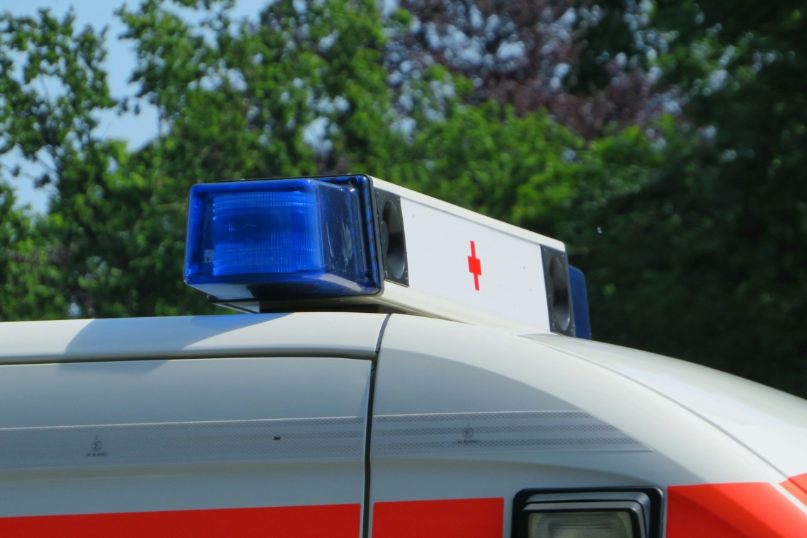 Pkw kommt nach links von der Fahrbahn ab – 1 Person leicht verletzt 