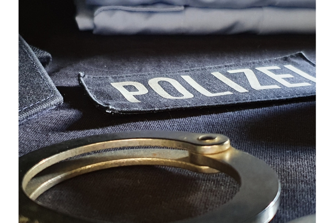 Amtsbekannter Ladendieb stiehlt Alkohol im Wert von 40 Euro und verhält sich aggressiv gegenüber Polizeibeamten 