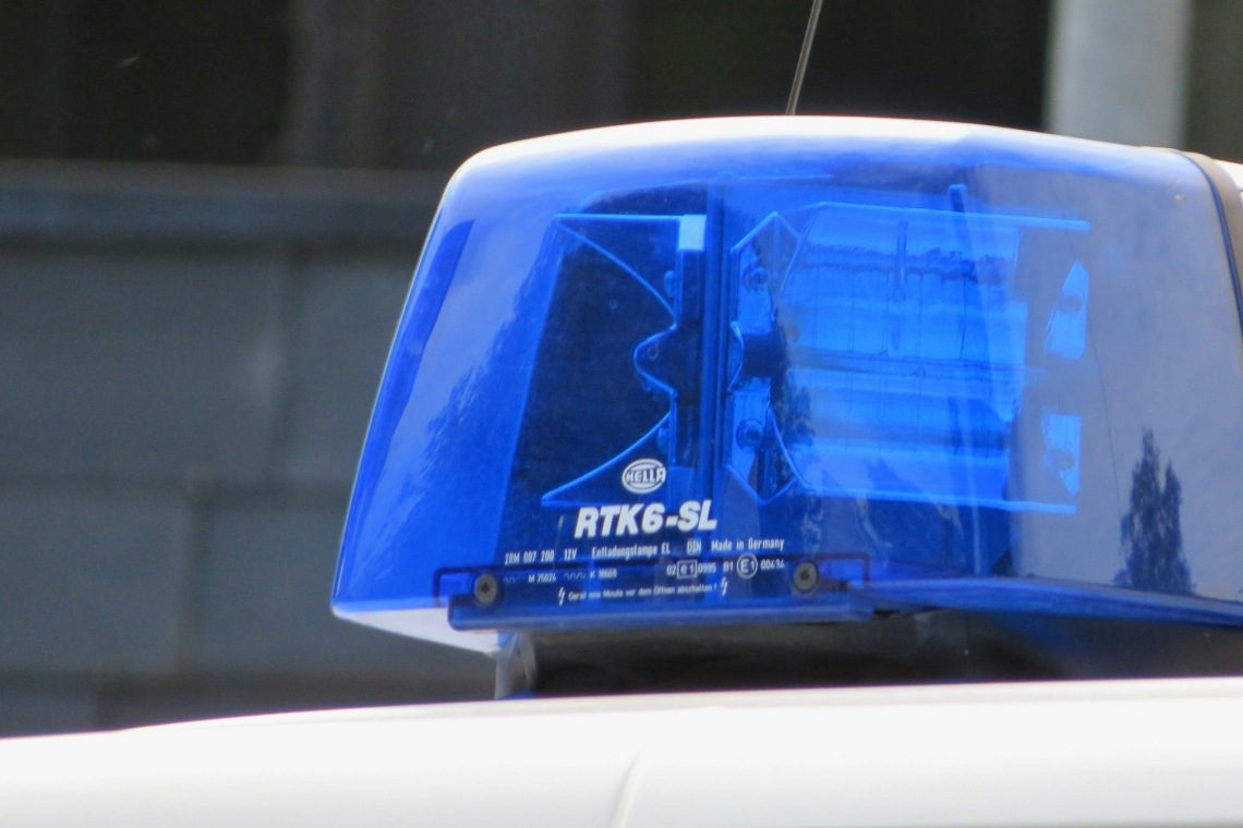Unbekannte Täter versuchen in Auto einzusteigen