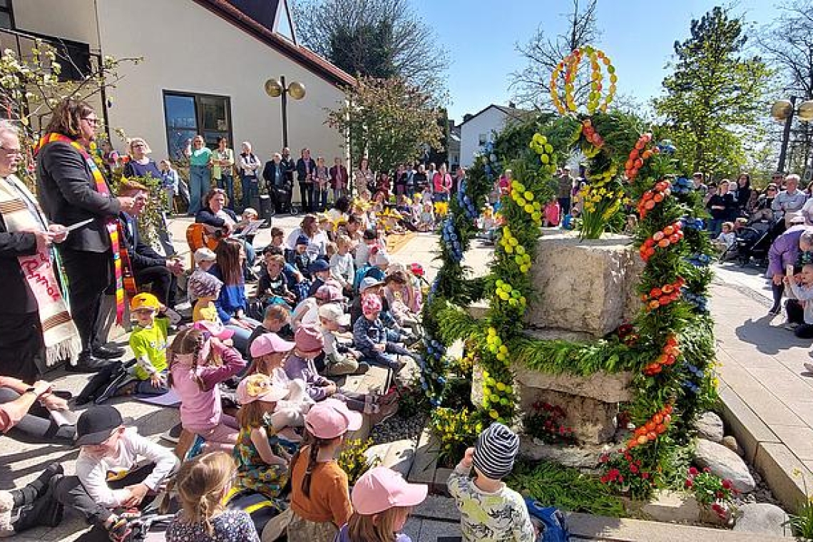 Fröhlicher Auftakt zur Osterzeit mit allen drei Kitas am bunt geschmückten Lentinger Osterbrunnen 