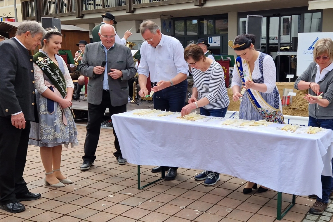 Eröffnung der Spargelsaison auf dem Schrannenplatz Neuburg 