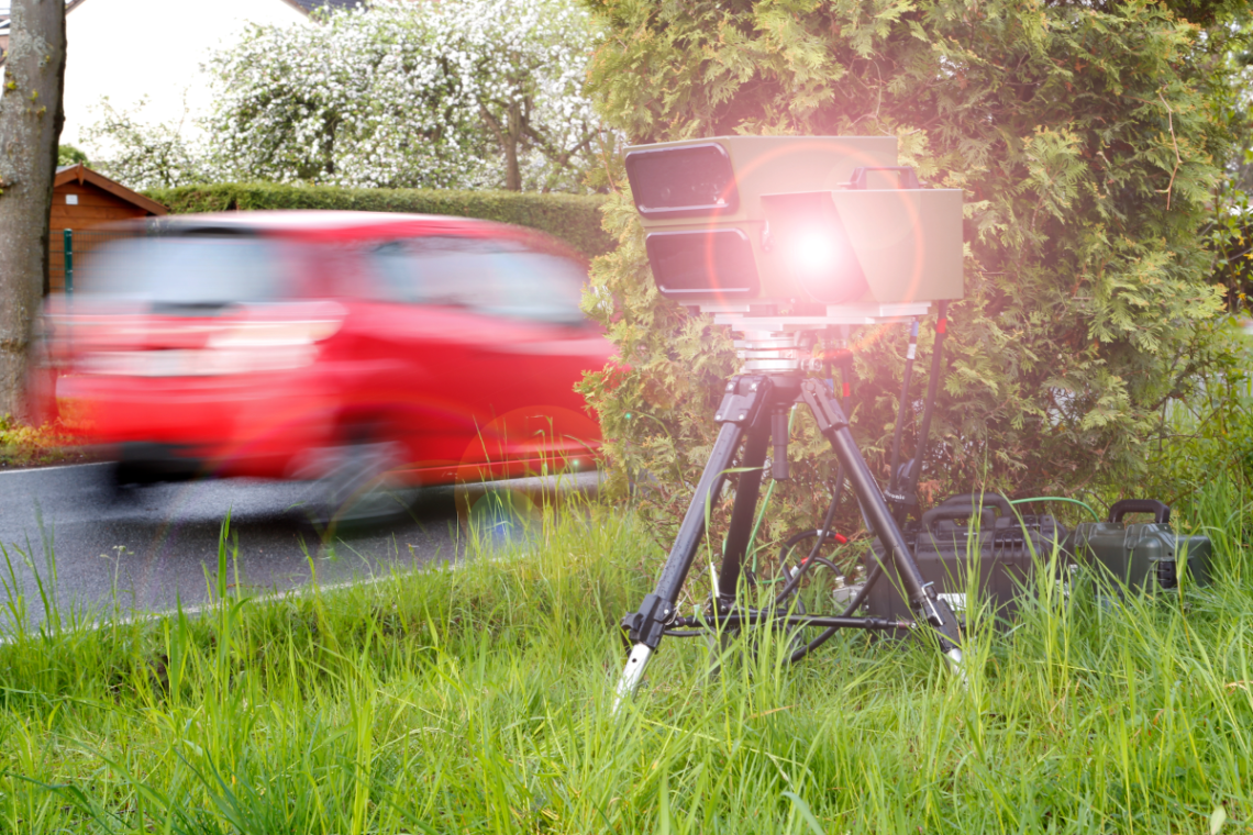 Wegen Schulfahrt, innerorts mit knapp 100 km/h erwischt 