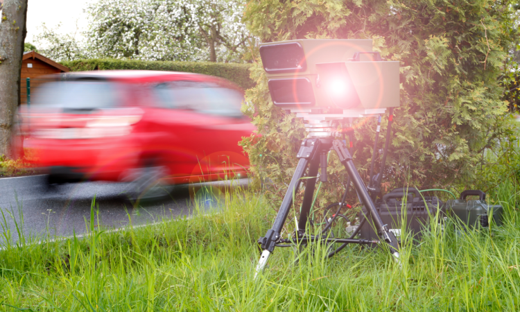 Wegen Schulfahrt, innerorts mit knapp 100 km/h erwischt 