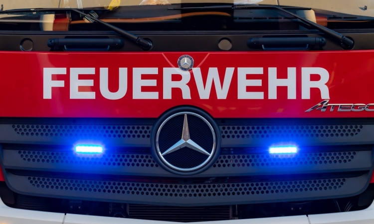 Sofa gerät auf dem Balkon in Brand