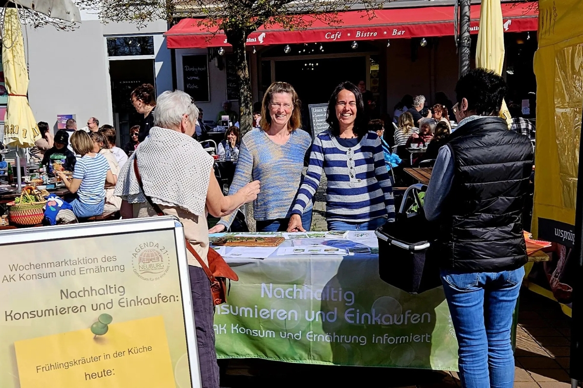 Infostand zu Frühlingskräutern auf dem Schrannenplatz 