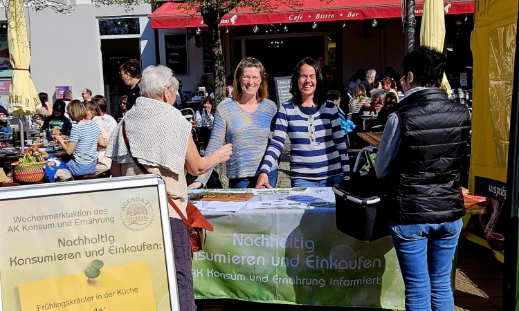 Infostand zu Frühlingskräutern auf dem Schrannenplatz 