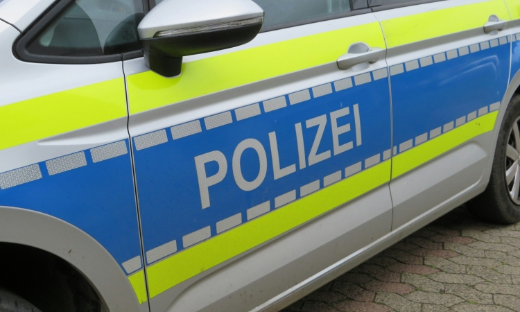 Betagter Pkw-Fahrer überfährt Verkehrsinsel
