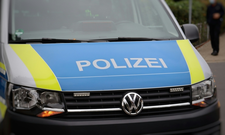 Alkoholisierte Fahrerin fährt in einen Sandhaufen