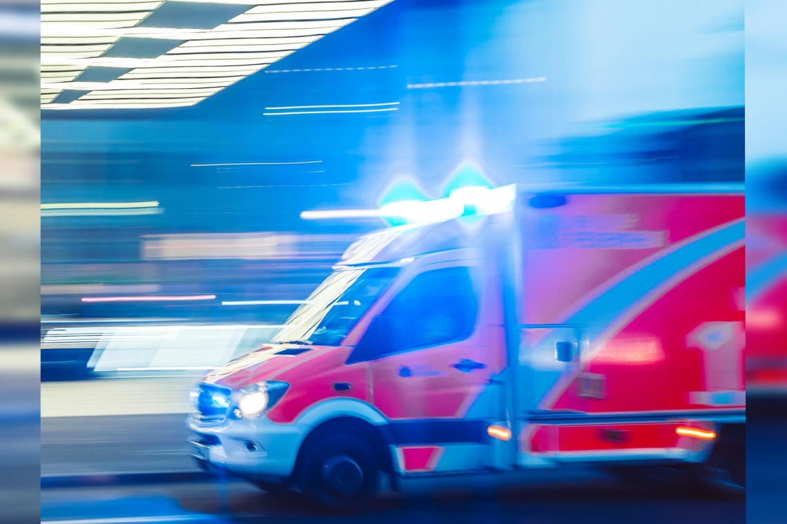 Auto nach Zusammenprall mit einem Baum zweigeteilt – Fahrer schwer Verletzt 