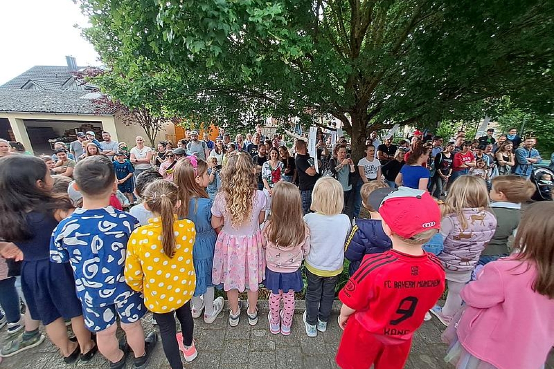 Schutzengelkindergarten feiert bewegendes Elternfest