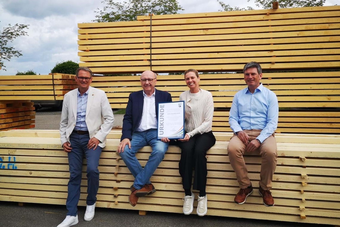 Landrat Martin Neumeyer beim Unternehmensbesuch bei der JURA-HOLZBAU GmbH in Riedenburg 