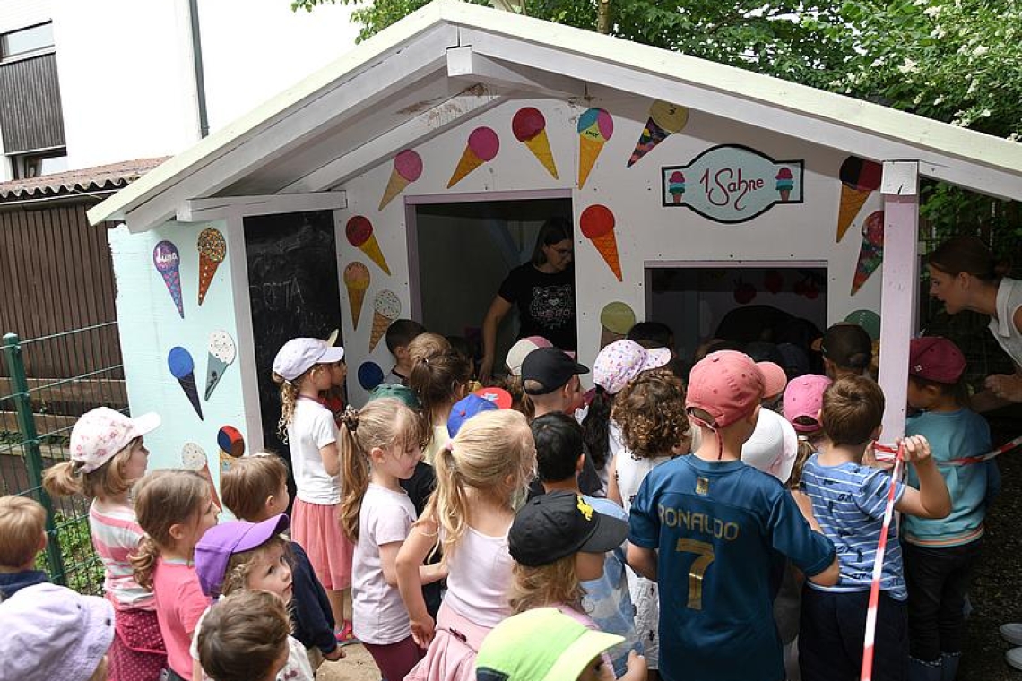 Ein süßer Abschied – Hepberger Vorschulkinder schenken ihrer Kita eine selbstgebaute Matschküche 