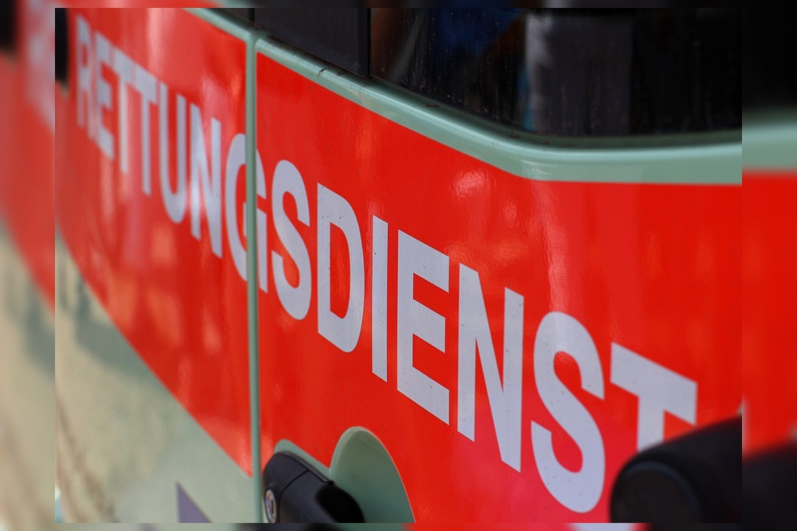 Schwangere Frau prallt mit Pkw gegen Gartenmauer 