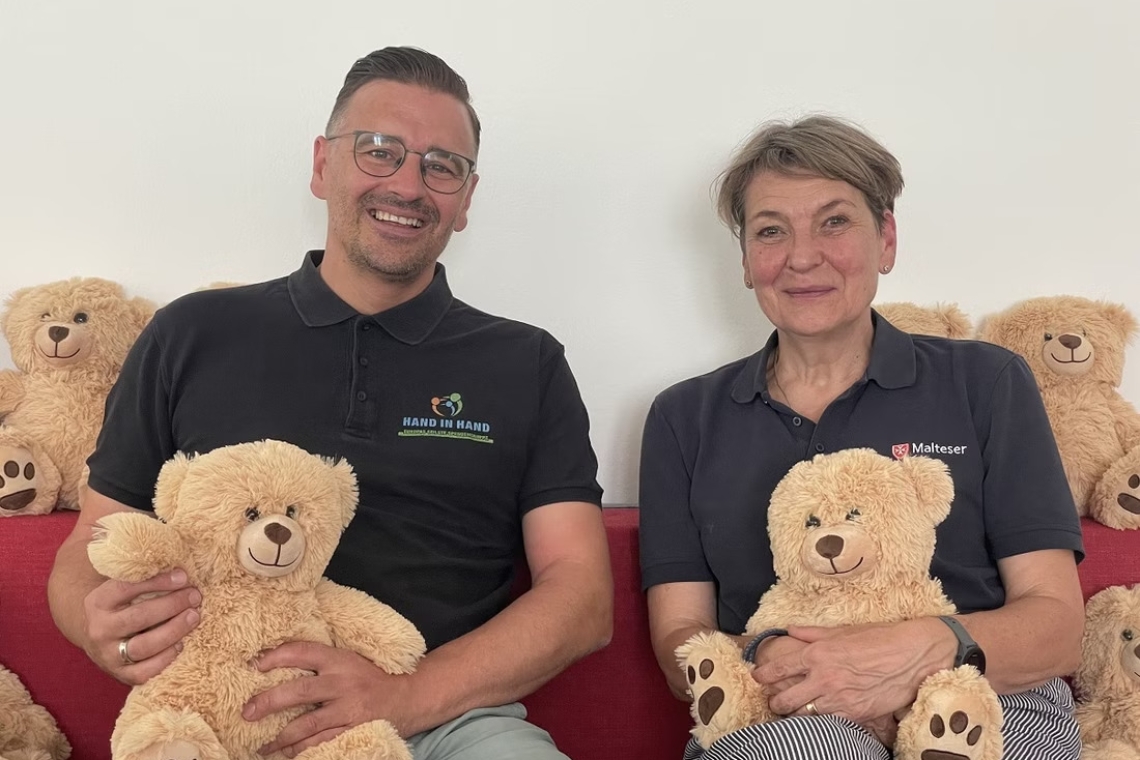 "Hand in Hand" spendet Plüschbären ans Kriseninterventionsteam 