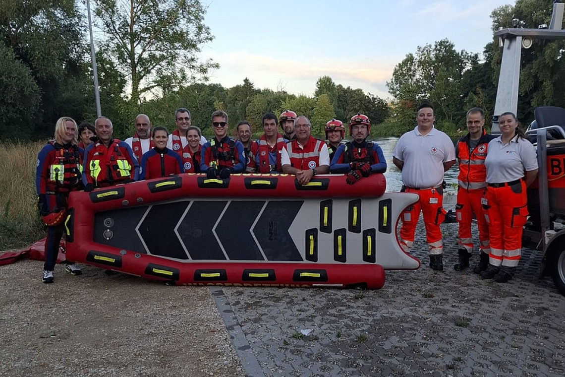 Erfolgreiche Wasserretter-Prüfung auf der Donau 