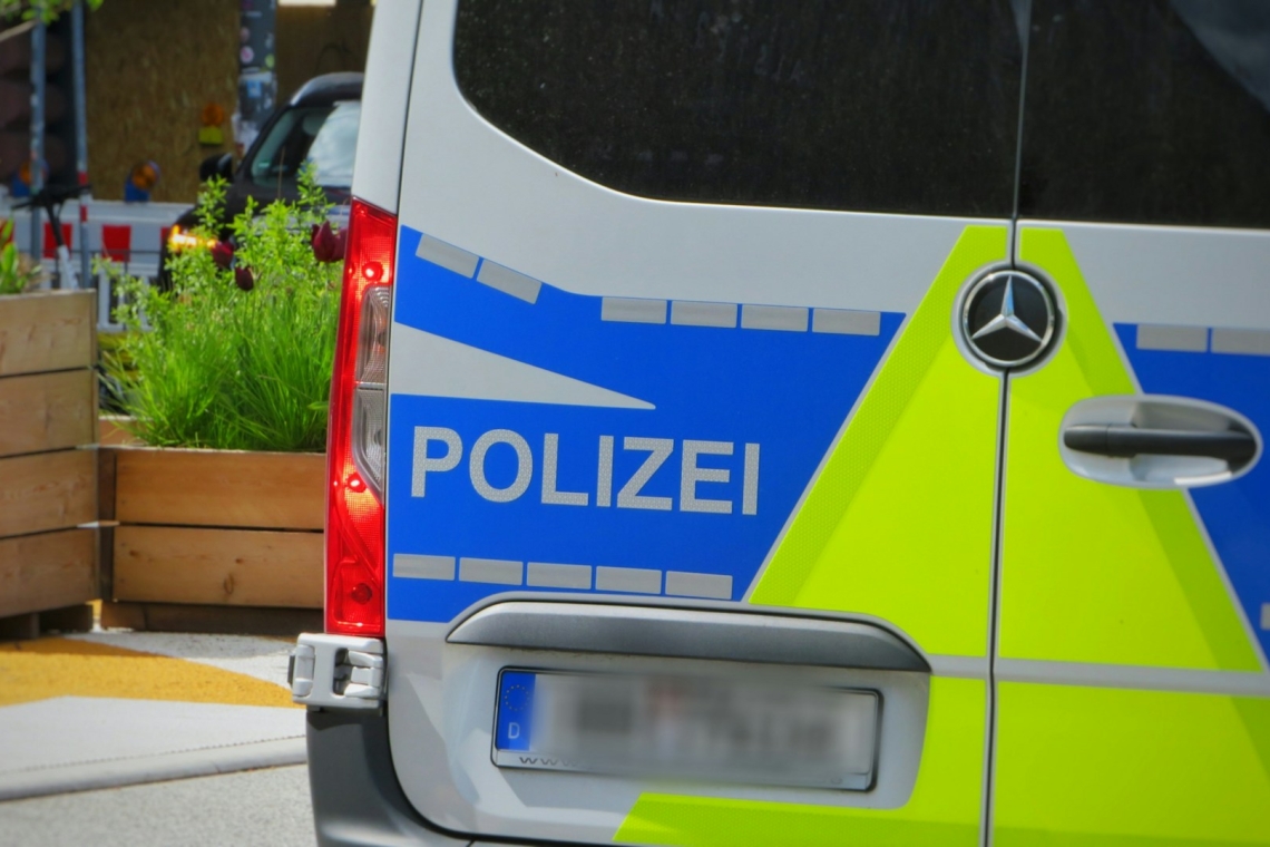 Pkw-Reifen löst sich während der Fahrt und prallt in den Gegenverkehr