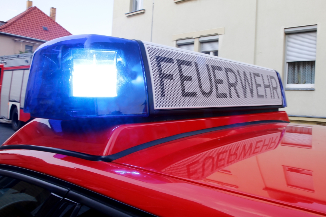 Ein Garagenbrand hat sich auf das Wohngebäude ausgeweitet, was zu einem Sachschaden von 400.000 Euro geführt hat 