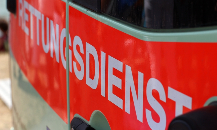 Der Autofahrer hat beim Ausparken ein geparktes Auto und seine Frau angefahren 